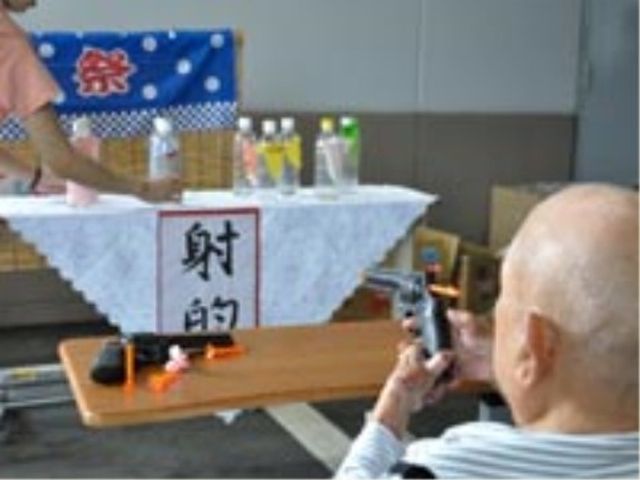 機能訓練イベントの様子 イベント 皆さんで楽しめる活動が豊富です。レクリエーションを通して、日々のコミュニケーションも充実させています。