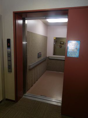 自動ドアのエレベーター