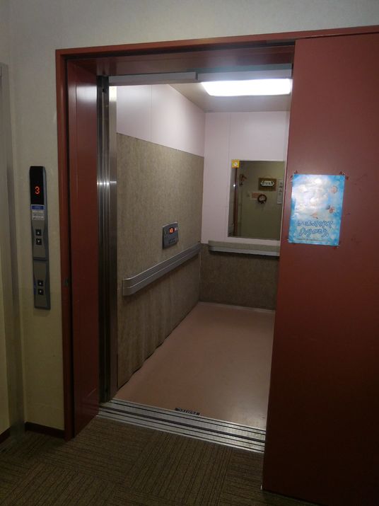 自動ドアのエレベーター