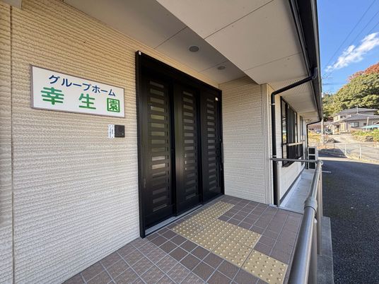 広い入口の建物