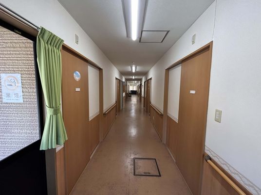 車椅子対応の廊下