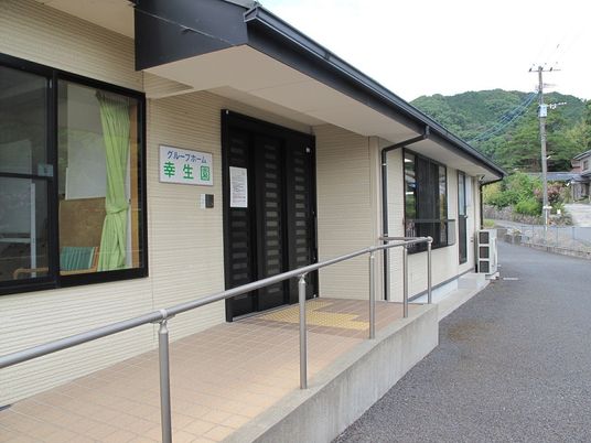 明るいエントランスの施設
