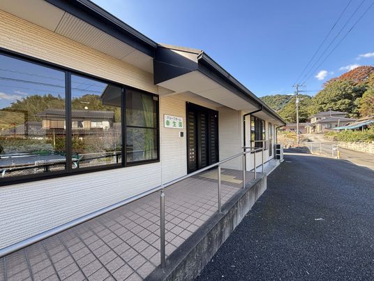 景色を望む建物の玄関
