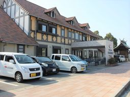 外観と駐車場の建物