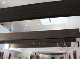 高い天井の明るいロビー