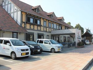 広々とした外観の建物