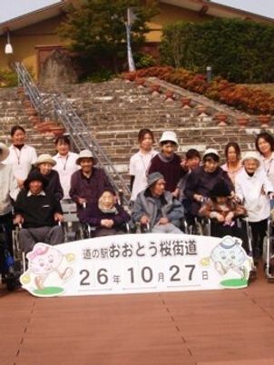 集合する人々と横断幕