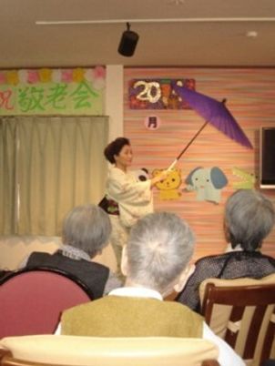 催し物を楽しむ人々