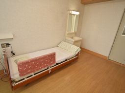 清潔なシンプルな居室
