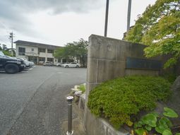 広い駐車場のある外観