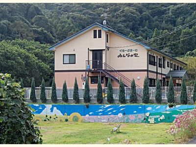 緑に囲まれた建物外観