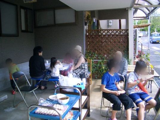 外のテーブルでの憩い