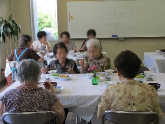 複数人が食事する様子