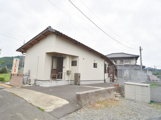 広々とした一階建ての外観
