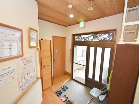 入口の明るいエントランス