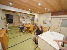 和やかなラウンジの様子