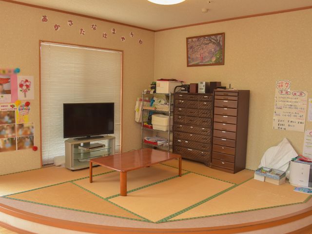 暖かい雰囲気のリビング 畳スペース 和の趣あるリビングで、テレビを見ながらのんびりと過ごすことができます。明るく清潔感のある空間が皆さんをお迎えします。