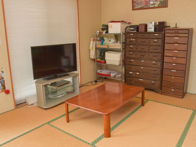 和室の居室空間 和室スペース 広々とした和室には、大型テレビが備え付けられ、くつろぎの時間をサポートしています。温かみのあるインテリアは居心地の良さを演出し、快適な個室生活をお過ごしいただけます。