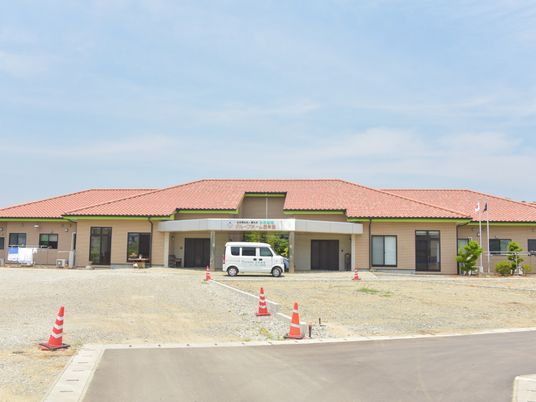 新築そうな外観の建物