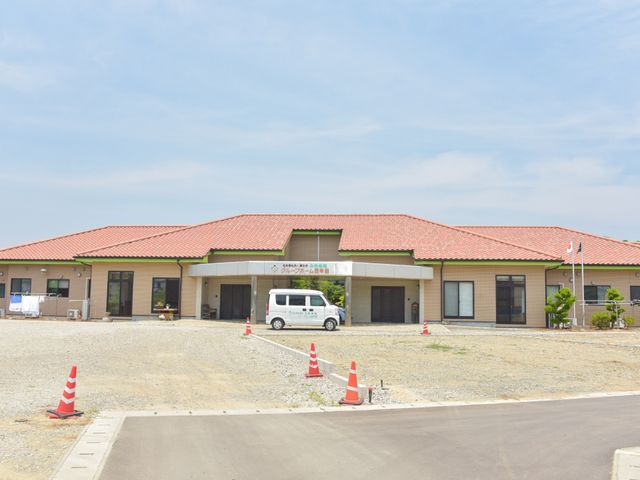 新築そうな外観の建物 外観 広々として清潔感のある新しい建物前には緑の木も植えられており、気持ちの良い出勤ができそうです。