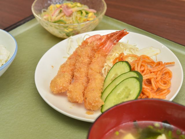 食堂の彩り豊かな食事 食事 栄養バランスを考えた彩り豊かな食事が提供されており、毎日の健康維持に役立ちます。