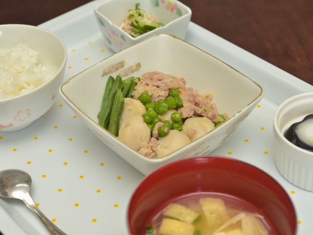 栄養バランスの取れた食事 食事 色とりどりの食器に盛られた、栄養満点のバランスの良い食事が提供されています。働く環境においても、利用者の健康を大切にしている様子が伺えます。