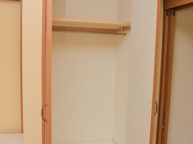 整理しやすい居室のクローゼット クローゼット 広々とした明るいクローゼットで、衣類や小物をきちんと整頓することができます。利用される方々の快適な暮らしをサポートします。
