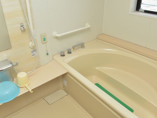 バリアフリーの浴室設備