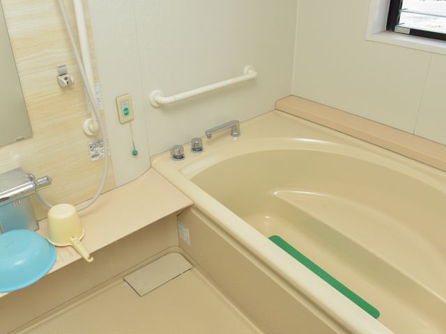 バリアフリーの浴室設備 浴室 安全性を考慮した設計の浴室です。手すりや滑り止めが設置され、使いやすさに配慮されています。