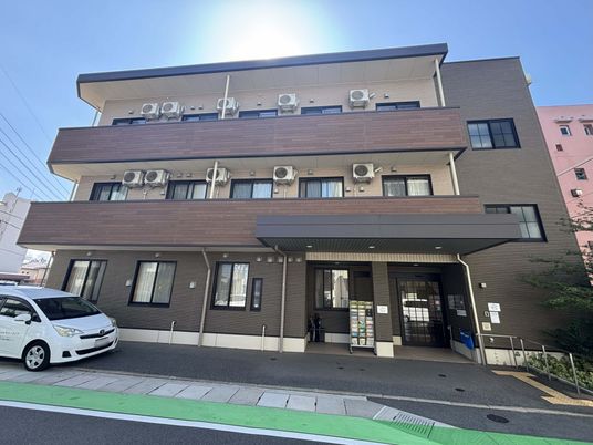 落ち着いた外観の建物