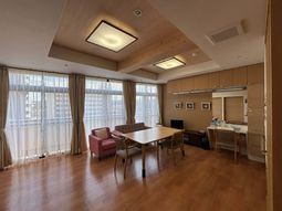 自然光が入る明るいリビング