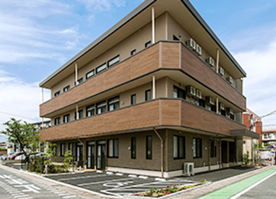 三階建ての建物外観