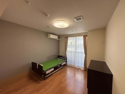 緑色のベッドの部屋