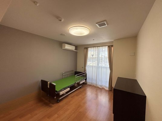 緑色のベッドの部屋