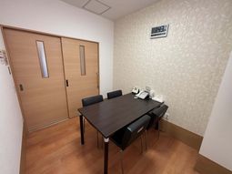 落ち着いた雰囲気の会議室