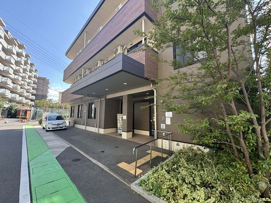 木立に囲まれた建物の外観