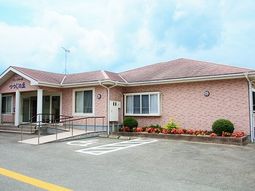 一階建ての明るい外観