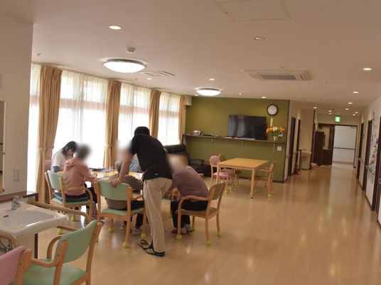 和やかなダイニングルーム