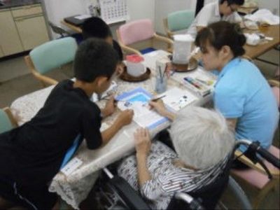 創作活動する人々の様子