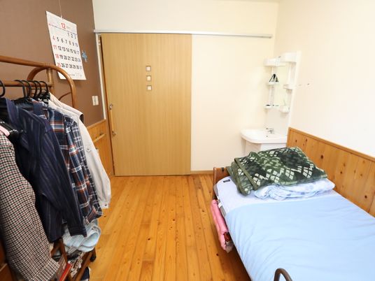 居室のベッドと洗面台