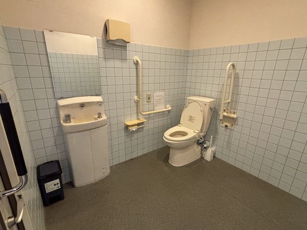 バリアフリー設計のトイレ