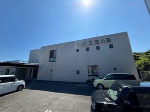 白い壁の外観