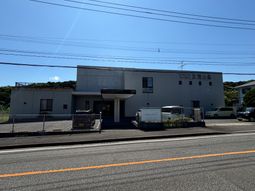 白い建物と明確な看板