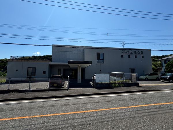 白い建物と明確な看板