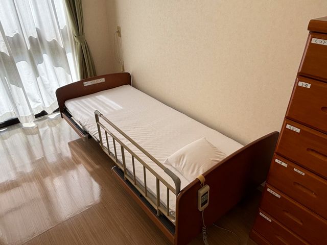 居室のシンプルなベッド