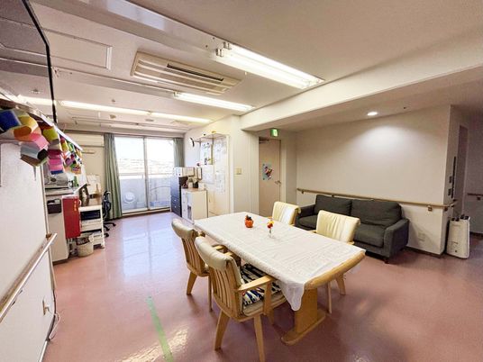 広々とした室内のラウンジ