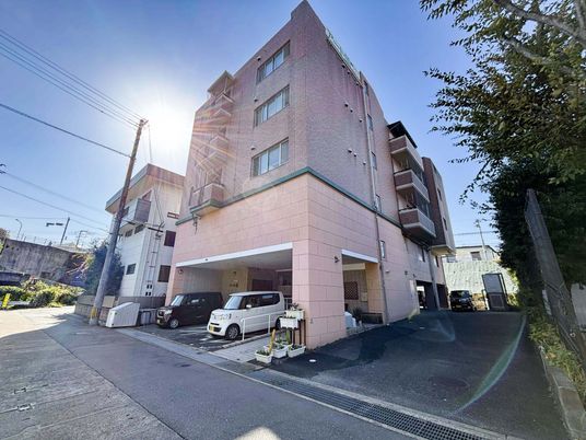 日差しが当たる外観