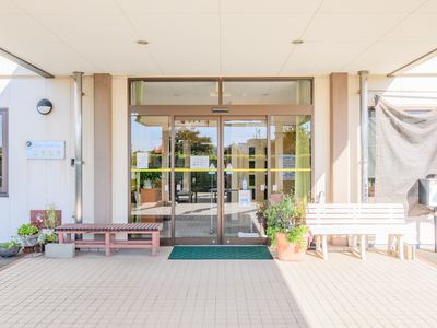 花やベンチが並ぶ入口