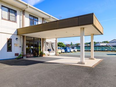 便利な駐車場付き外観