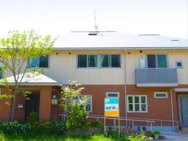 明るい外観の建物 外観 温かみのある色合いで彩られた落ち着きのある外観です。緑豊かな環境で働くやりがいを感じられます。